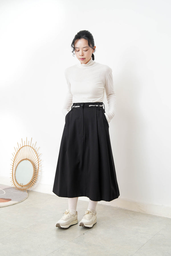White stripes soft inner in loose turtle neck