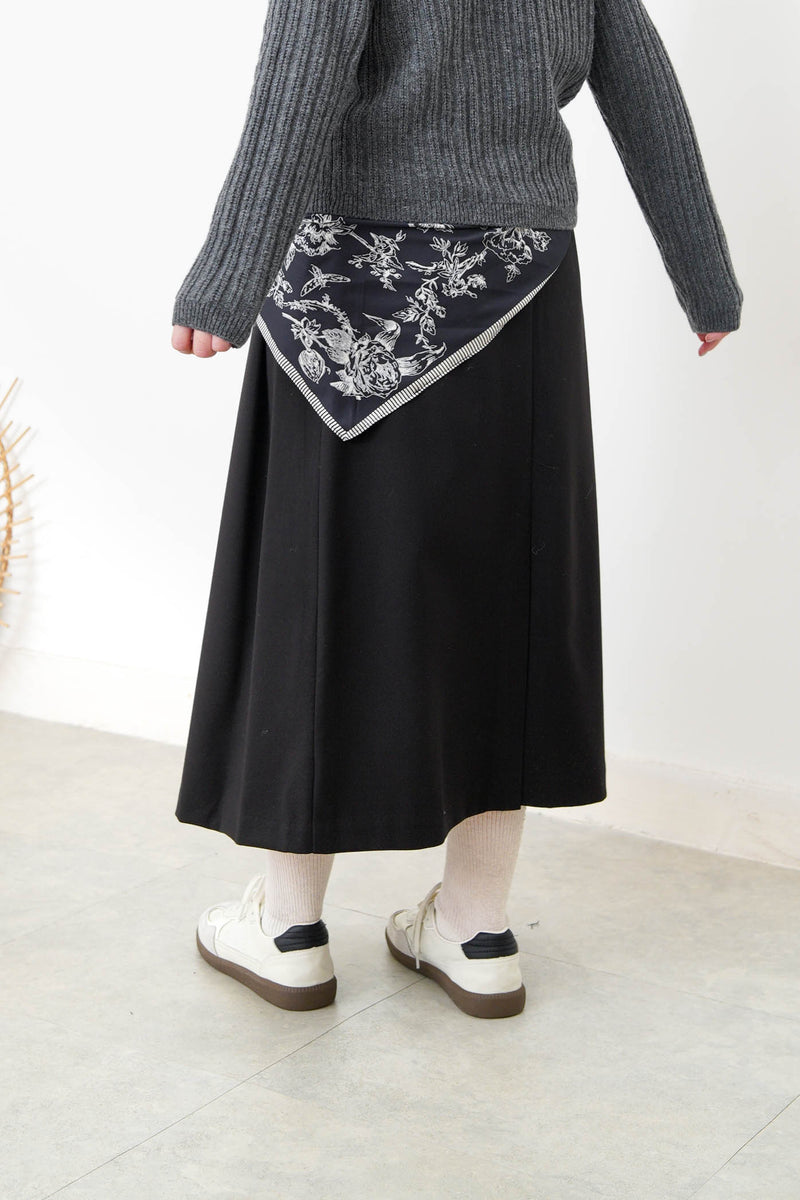 Floral pattern scarf in triangle shape