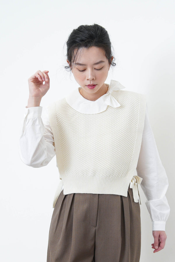 Ivory knit vest in side split ribbons