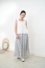 White square neck blouse w/ pleats details