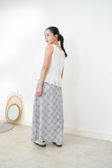 White square neck blouse w/ pleats details