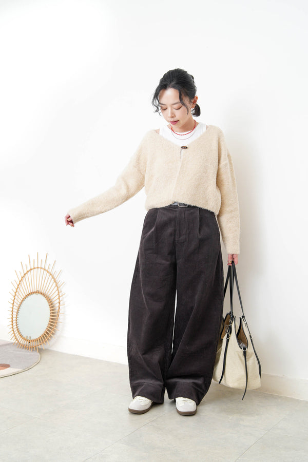 Soft knit cardigan w/ detail button