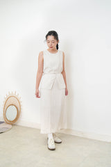 Ivorry h cutting skirt w/ outline stitching