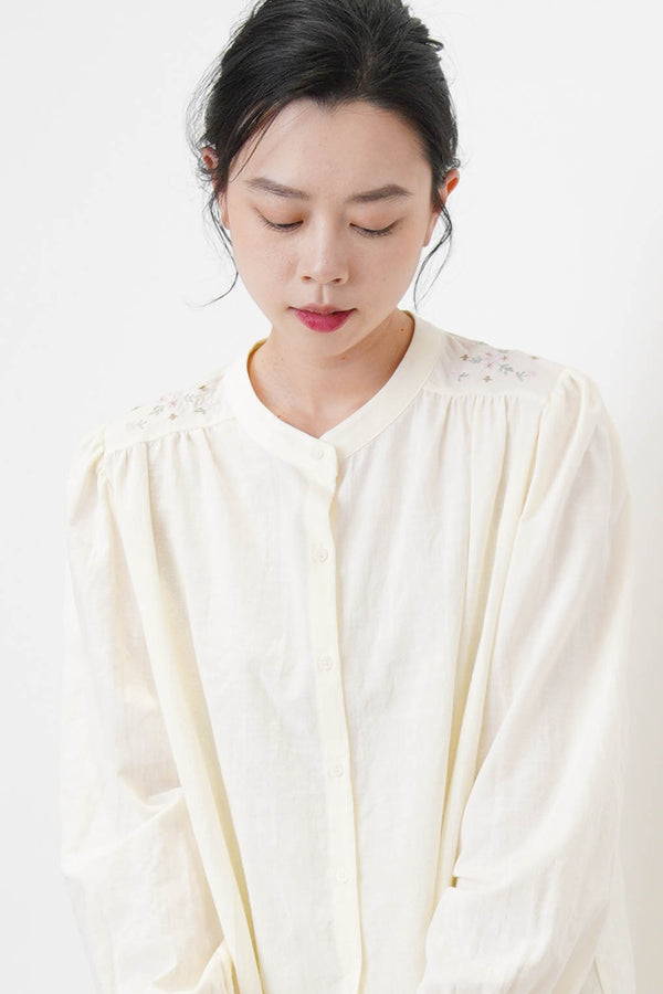 Cream round shirt w/ embroidery flowers