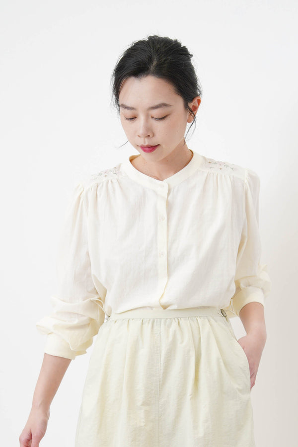 Cream round shirt w/ embroidery flowers