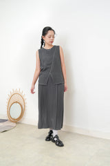 Charcoal open hem linen vest w/ outline stitching