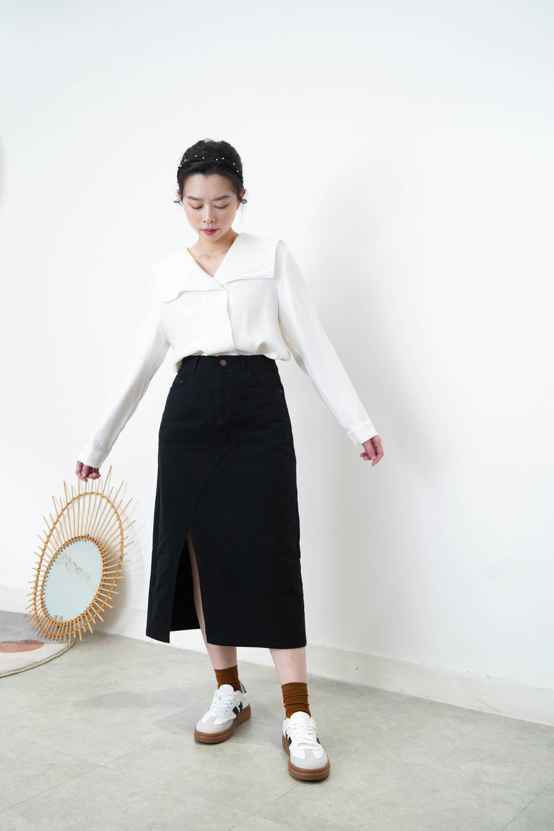 Black H cut skirt in split hem