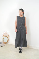 Charcoal open hem linen vest w/ outline stitching