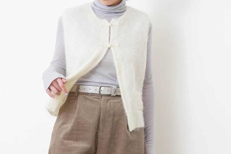 White brush wool vest w/ detail buttons