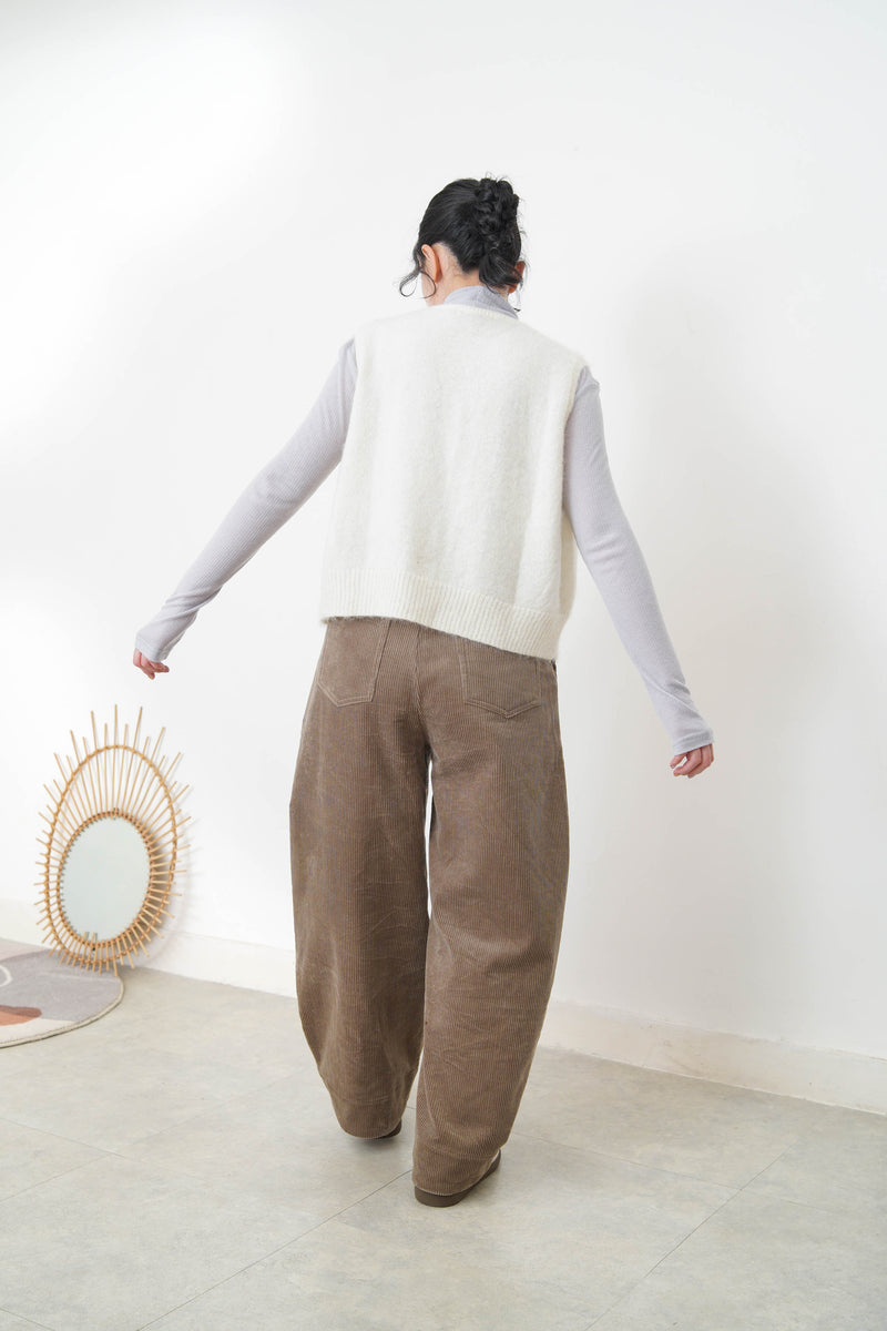 White brush wool vest w/ detail buttons
