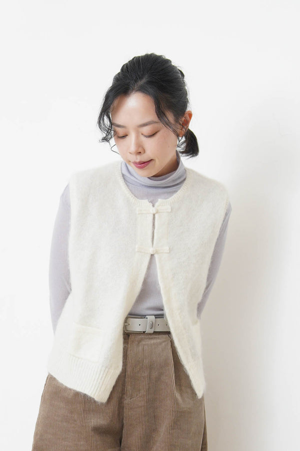 White brush wool vest w/ detail buttons