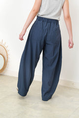 Navy summer trousers in curve cutting