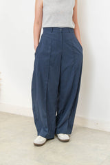 Navy summer trousers in curve cutting