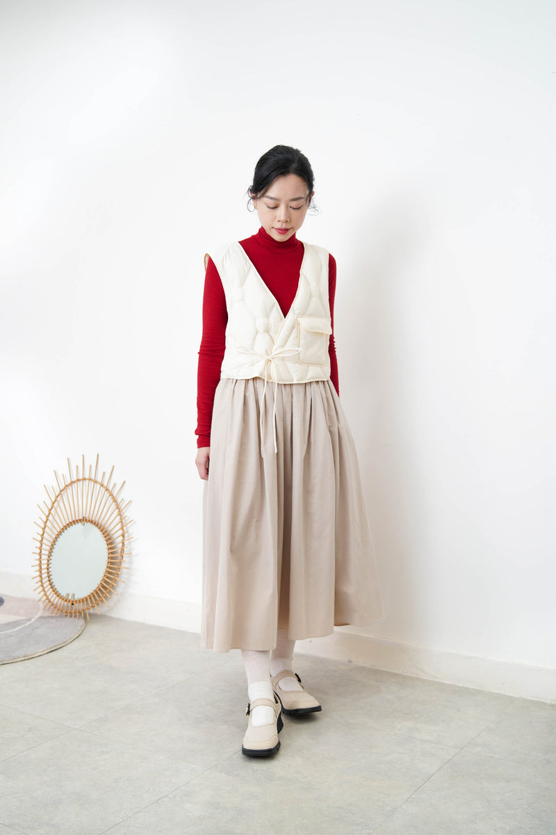 Red turtle neck inner w/ ruffle trimming