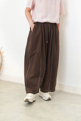 Brown curve shape trousers w/ outline stitches