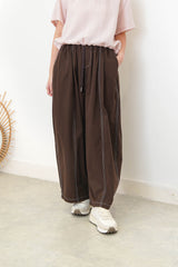 Brown curve shape trousers w/ outline stitches