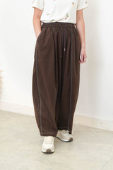 Brown curve shape trousers w/ outline stitches