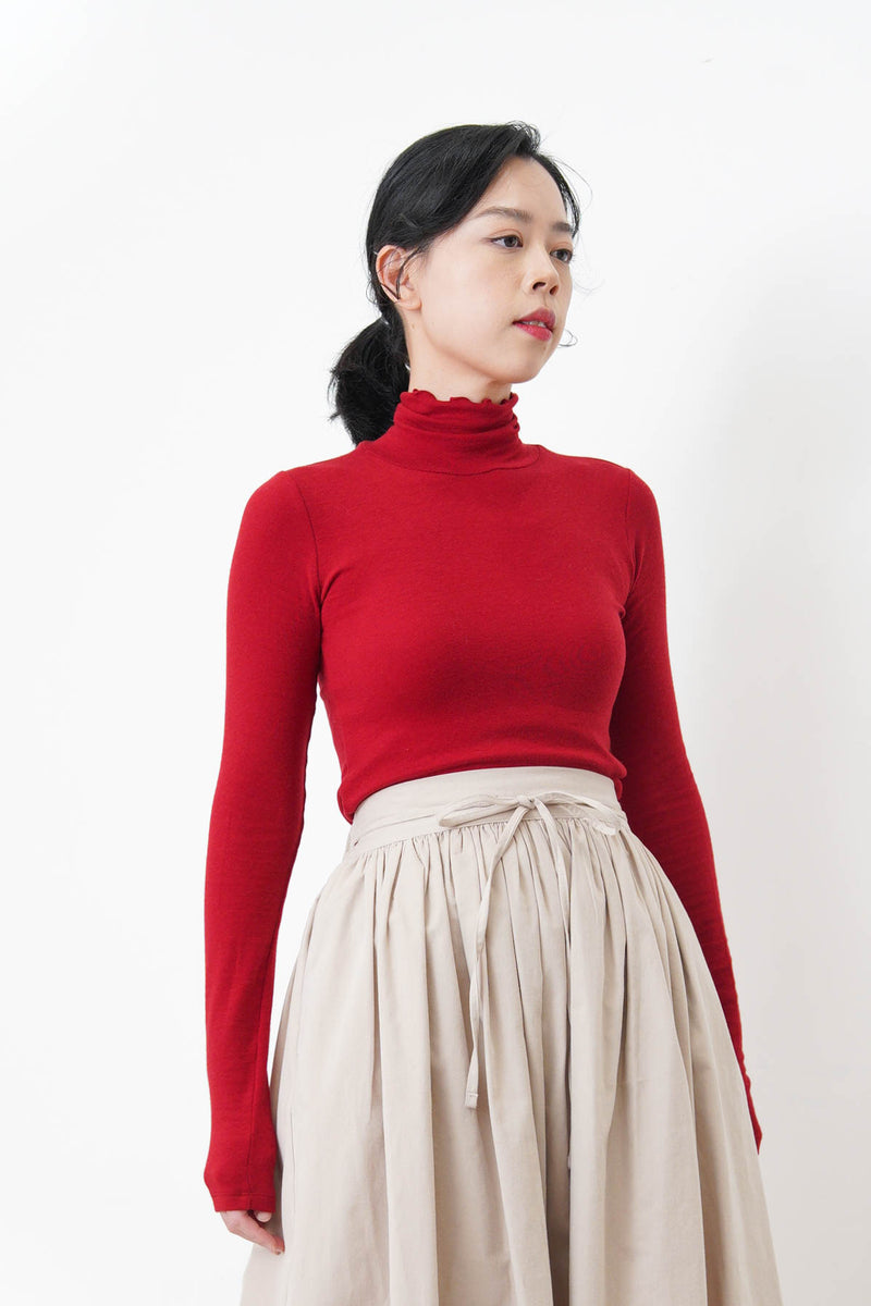 Red turtle neck inner w/ ruffle trimming