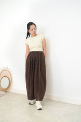 Brown curve shape trousers w/ outline stitches