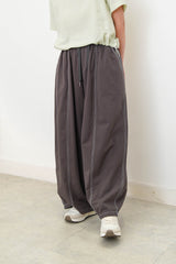 Charcoal curve shape trousers w/ outline stitches