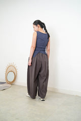 Charcoal curve shape trousers w/ outline stitches