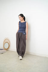 Charcoal curve shape trousers w/ outline stitches