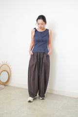 Charcoal curve shape trousers w/ outline stitches