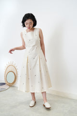 Embroidery floral pattern dress in square neck
