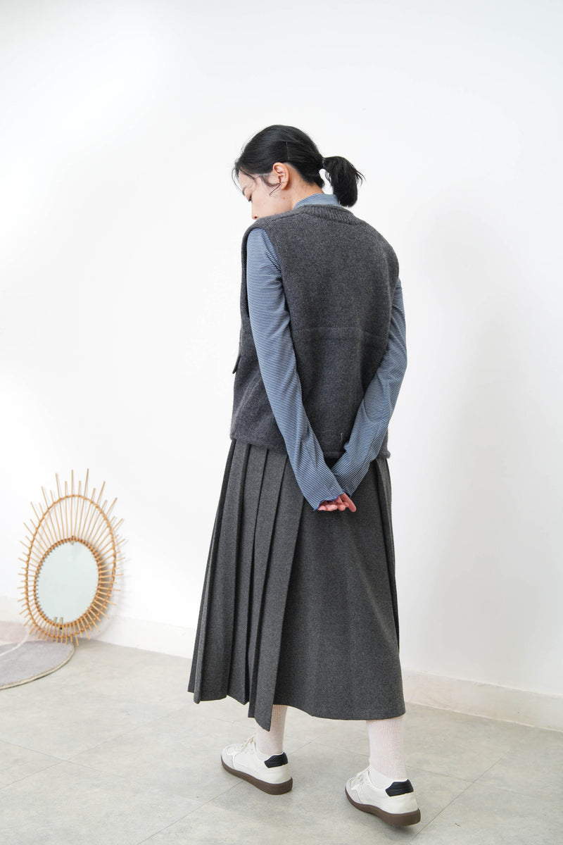 Charcoal alpaca vest in round hem