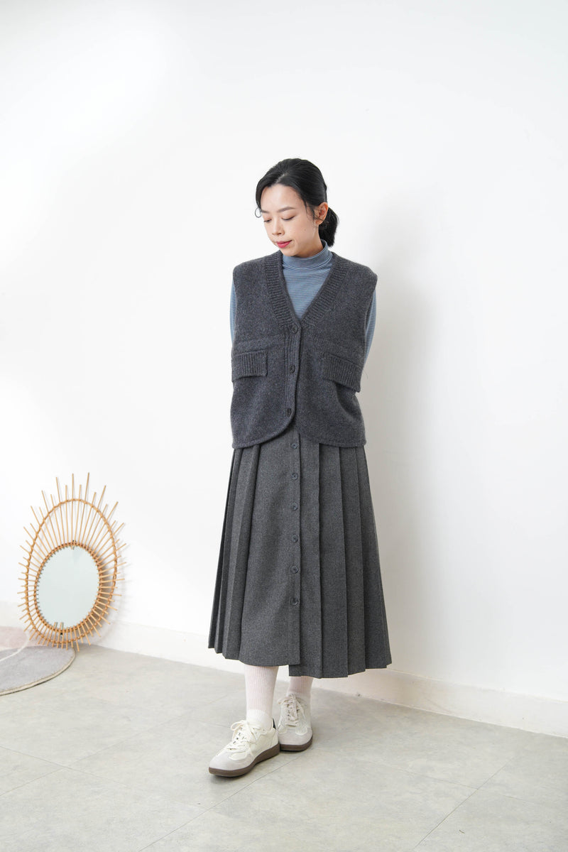 Charcoal alpaca vest in round hem