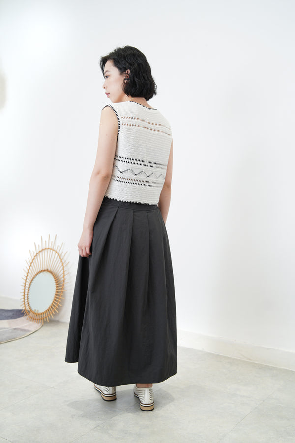 White detail texture knit vest w/ contrast stitches