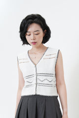White detail texture knit vest w/ contrast stitches