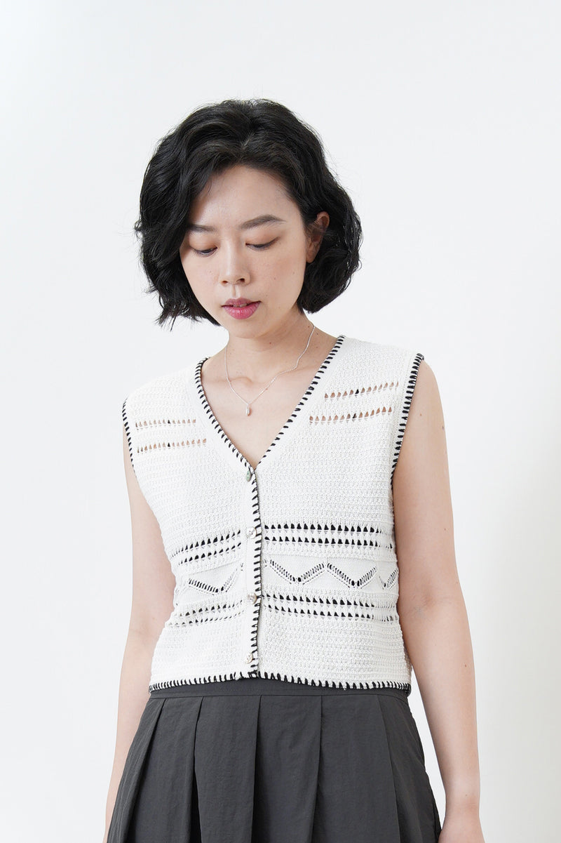 White detail texture knit vest w/ contrast stitches