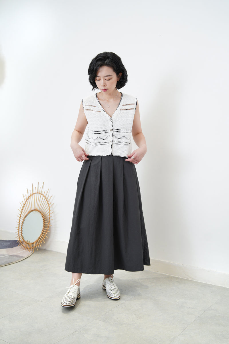 White detail texture knit vest w/ contrast stitches