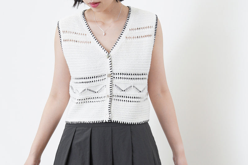 White detail texture knit vest w/ contrast stitches