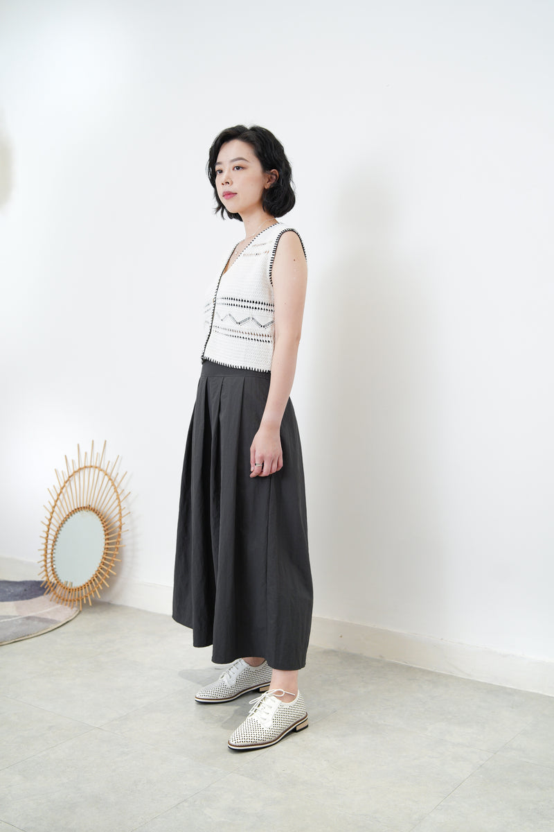 White detail texture knit vest w/ contrast stitches