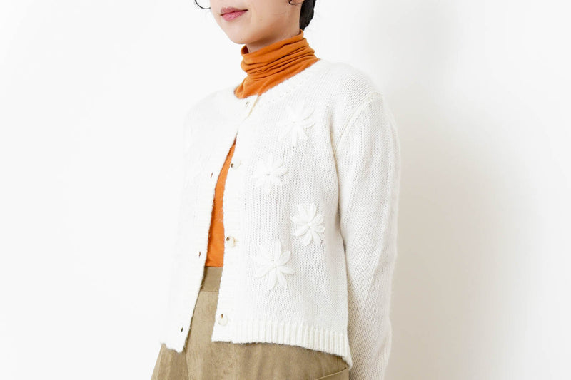 White alpaca wool cardigan in floral embroidery