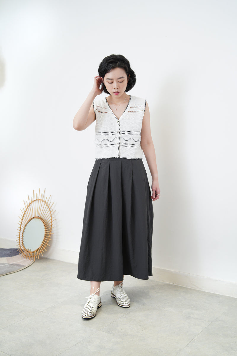 White detail texture knit vest w/ contrast stitches