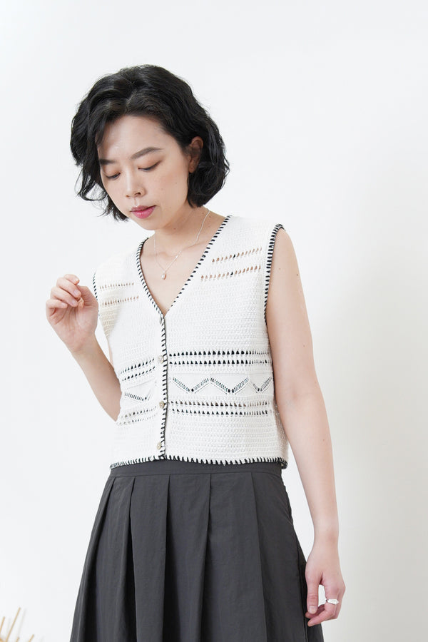 White detail texture knit vest w/ contrast stitches