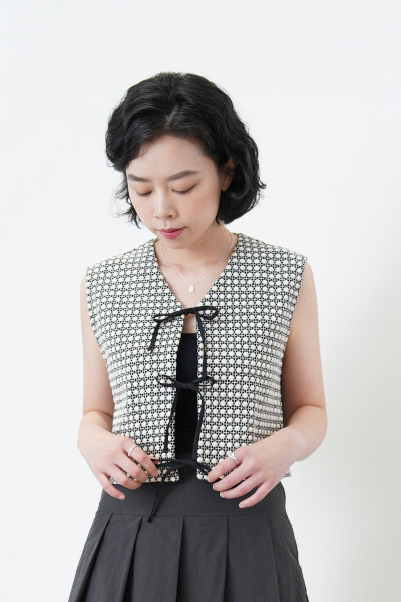 B&W detail pattern vest w/ ribbon