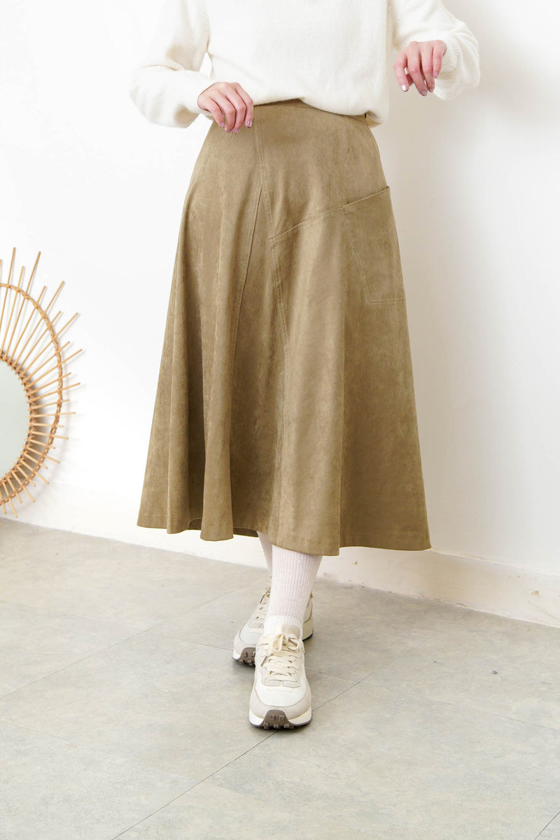 Milk coffee suede skirt in side pocket