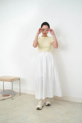 White pleats skirt in string tied waist