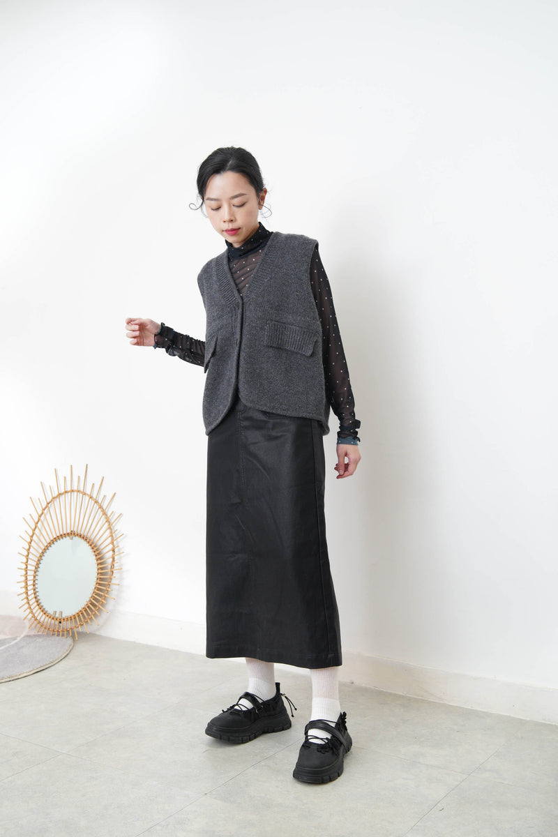 Charcoal alpaca vest in round hem
