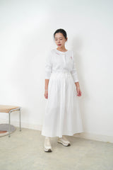 White pleats skirt in string tied waist