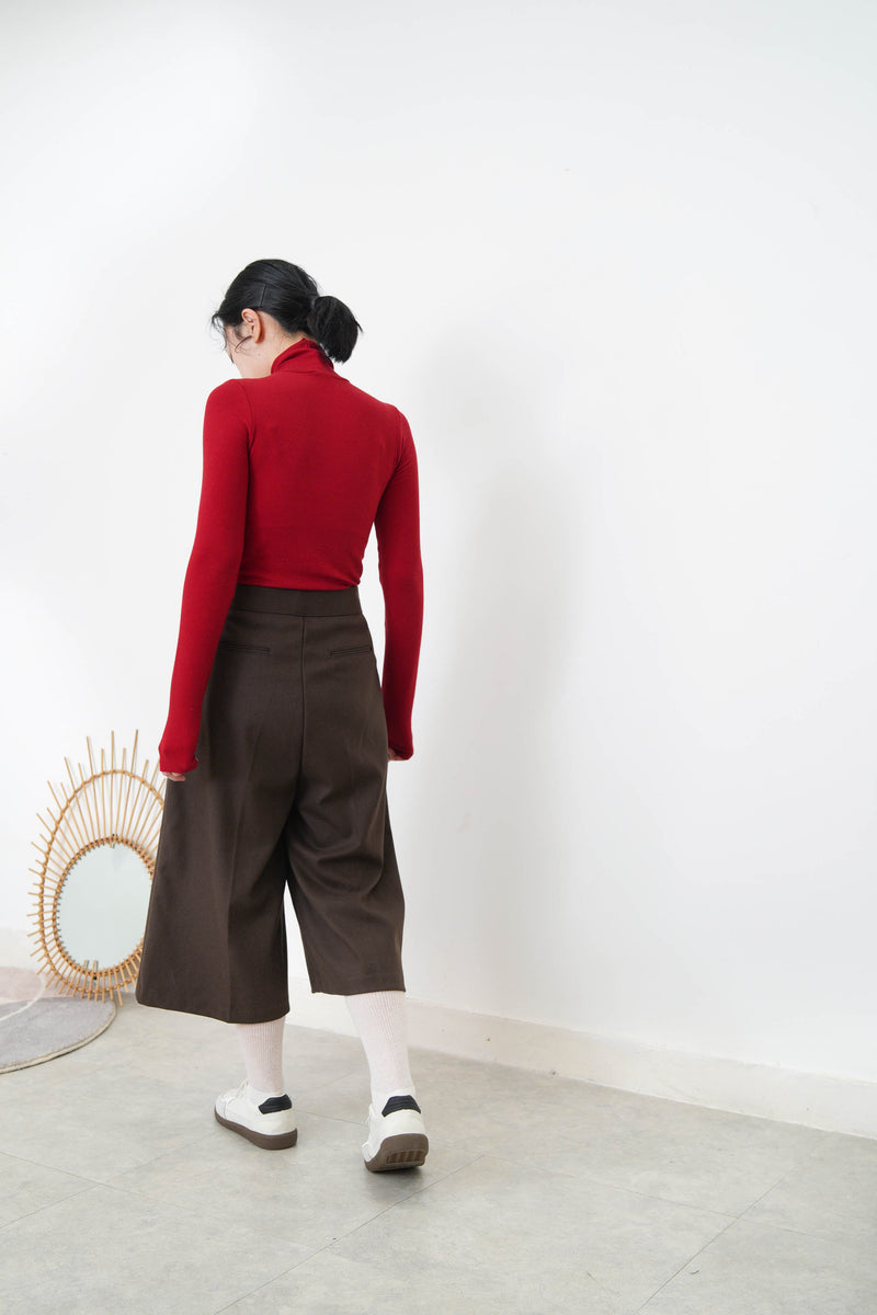 Red button vest w/ contrast hem