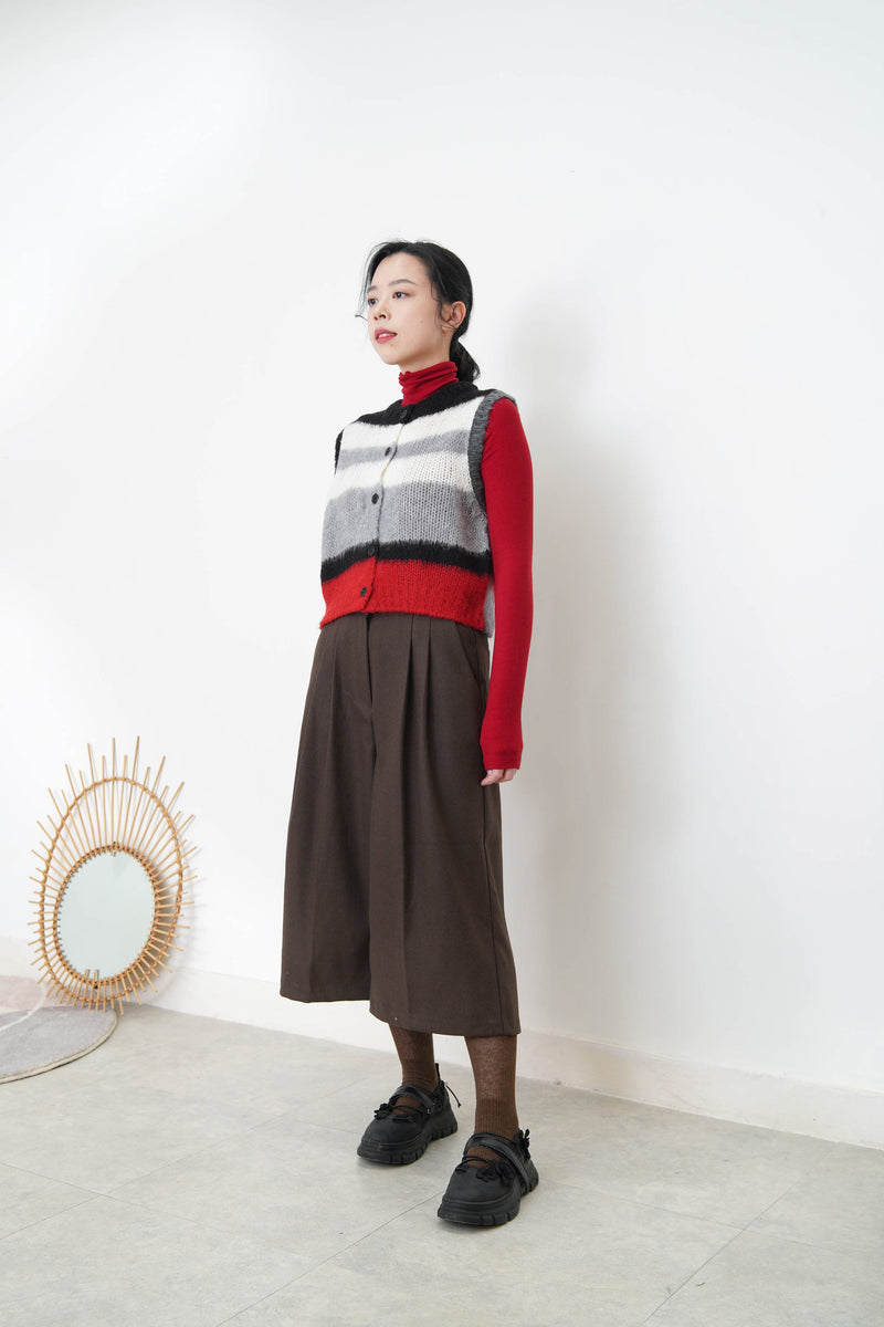 Red button vest w/ contrast hem