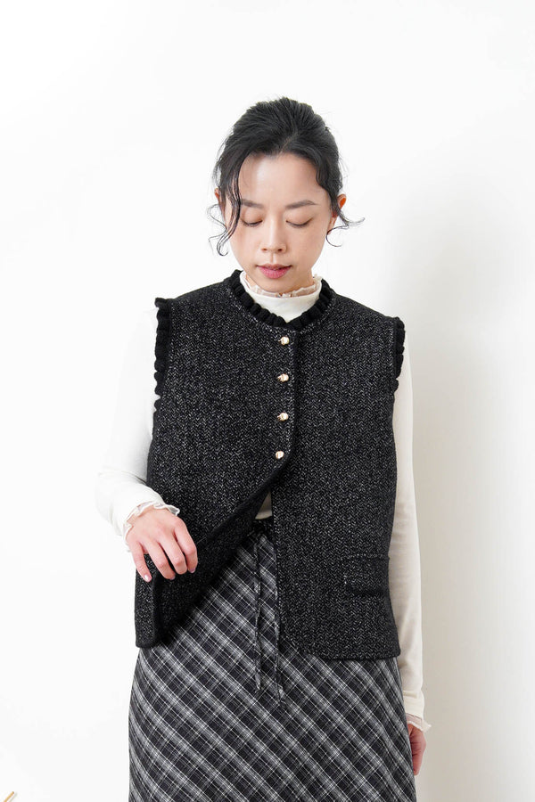 Black knit vest in ruffle fringe