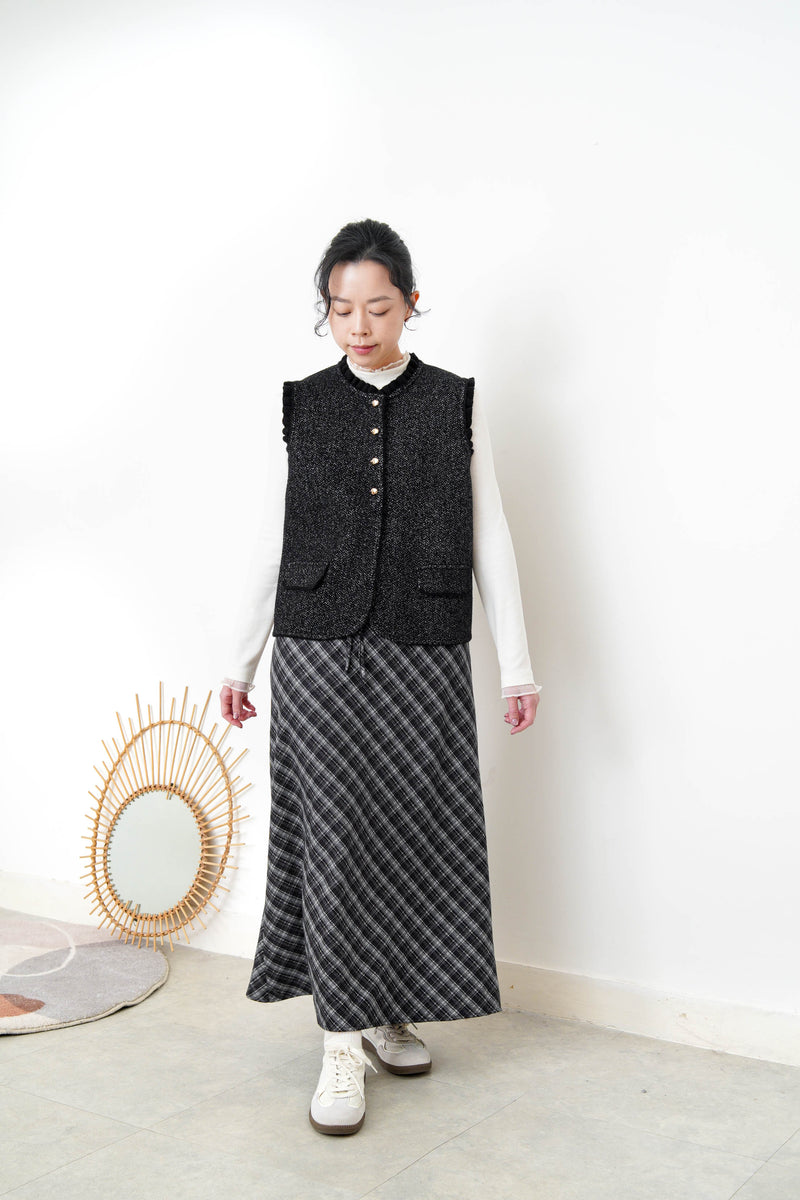 Black knit vest in ruffle fringe