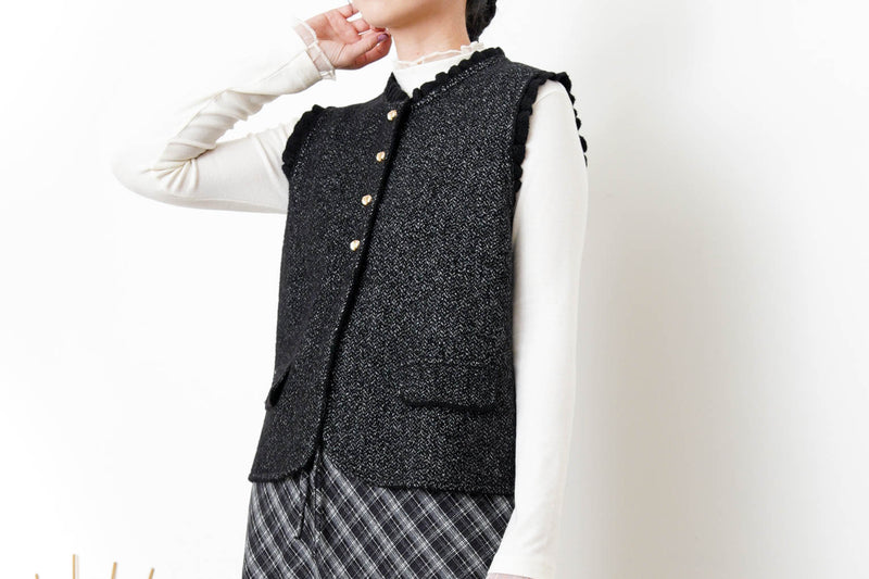 Black knit vest in ruffle fringe