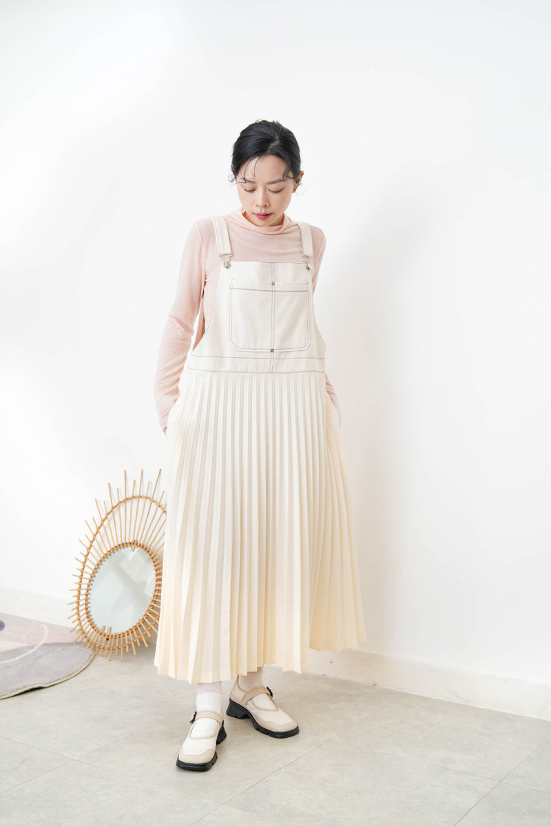 Cream worker pleats skirt with red outline stitches